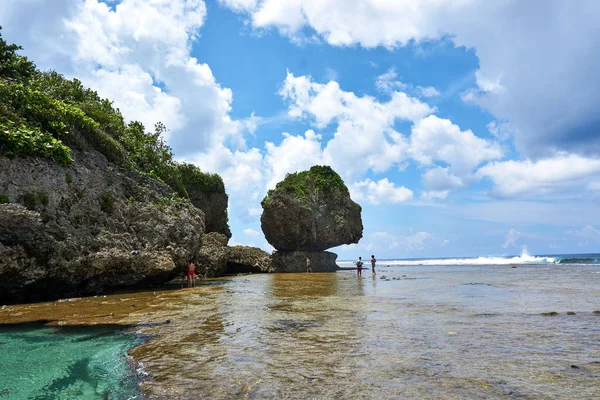 Filipinas, Isla de Siargao, 22 de julio.2019. : Los turistas visitan las piscinas de roca natural magpupungko en Siargao, Filipinas . — Foto de Stock