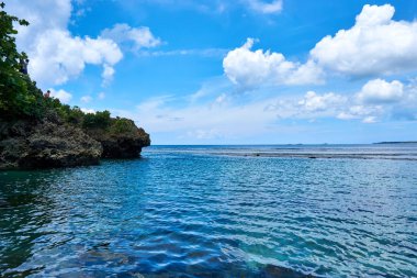 Filipinler, Siargao Adası, 22.Temmuz.2019.: Turistler Siargao, Filipinler magpupungko doğal kaya havuzları ziyaret.