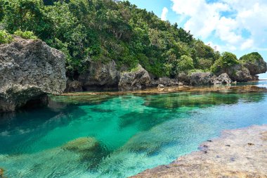 Filipinler, Siargao Adası, 22.Temmuz.2019.: Turistler Siargao, Filipinler magpupungko doğal kaya havuzları ziyaret.