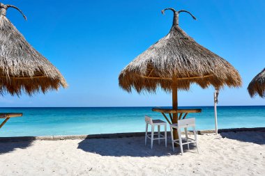 Trawangan, Endonezya - 15.Ağustos 2019: Gili Trawangan sahilinde sandalyeler