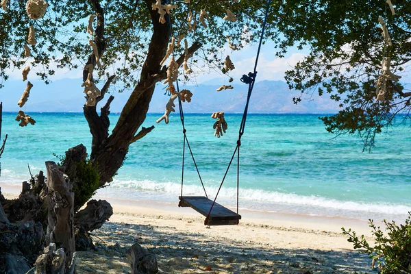 Trawangan, Indonezja-sierpień. 15.2019: huśtawka na plaży na Gili Trawangan. — Zdjęcie stockowe