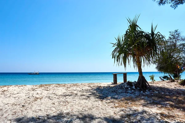 Trawangan, Indonezja-sierpień. 15.2019: krzesła na plaży na Gili Trawangan — Zdjęcie stockowe