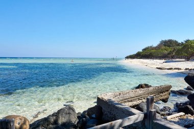 Trawangan, Endonezya - 15.Ağustos 2019: Gili Trawangan Plajı'ndaki insanlar