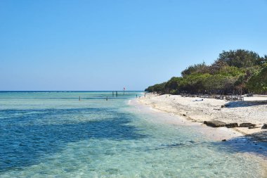 Trawangan, Endonezya - 15.Ağustos 2019: Gili Trawangan Plajı'ndaki insanlar
