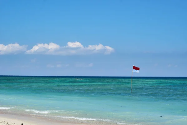 Trawangan, Indonezja-sierpień. 15.2019: Indonezyjska flaga w oceanie na plaży Gili Trawangan — Zdjęcie stockowe