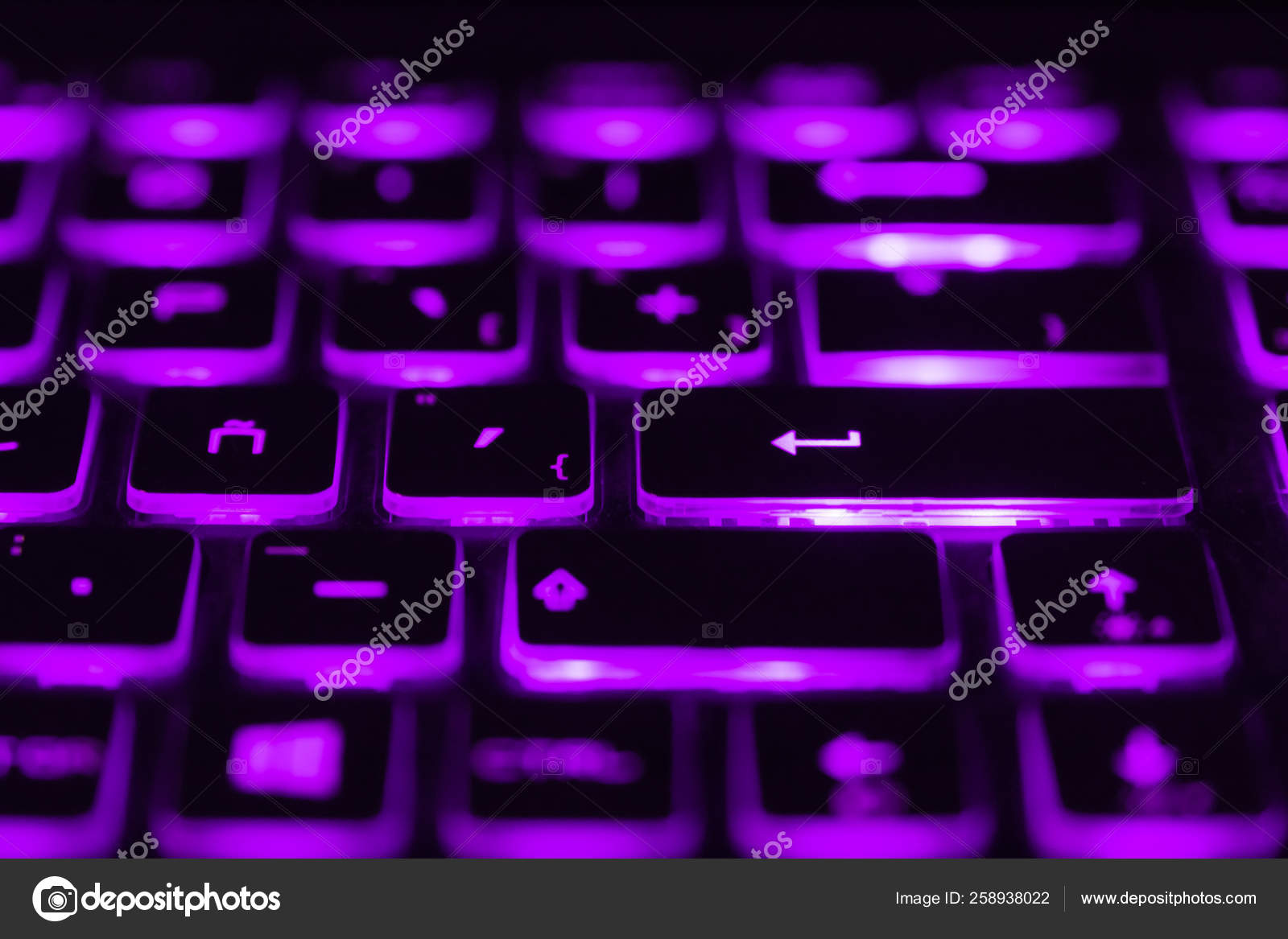 Teclado Do Jogo Com O Roxo Conduzido Foto de Stock - Imagem de