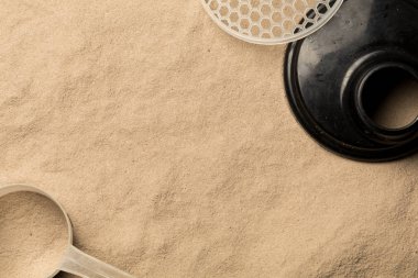 Kepçeler fitness beslenme için protein tozları ile dolu