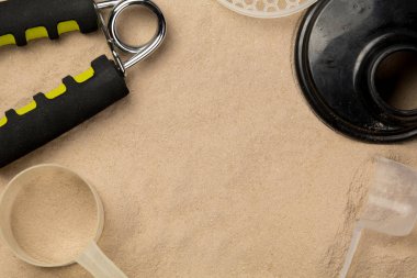 Kepçeler eğitime başlamak için fitness beslenmeiçin protein tozları ile dolu