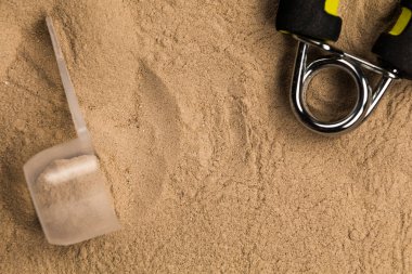 Kepçeler eğitime başlamak için fitness beslenmeiçin protein tozları ile dolu