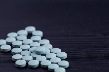 Mavi tablet hapları grip doktor antibiyotik eczane ilaç mavi ahşap arka plan tıbbi