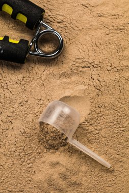 Kepçeler eğitime başlamak için fitness beslenmeiçin protein tozları ile dolu