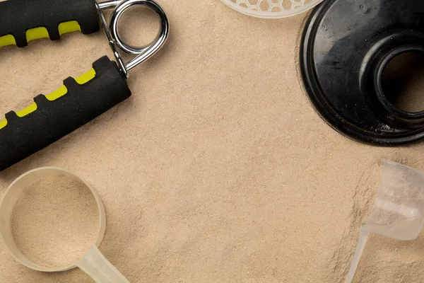 Kepçeler eğitime başlamak için fitness beslenmeiçin protein tozları ile dolu