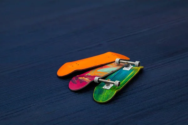 Miniatura de madeira skate fingerboard brinquedo no fundo de madeira azul — Fotografia de Stock