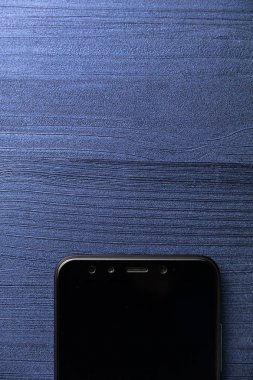 Ofis masasında çerçevesiz maket akıllı telefon. Kopya alanı. Metin için boş alan. Üstte görüntü