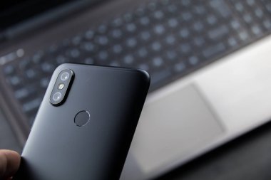 Modern dizüstü bilgisayar ve akıllı telefon kopyalama alanı. Çift kamera ve parmak izi okuyucuile mobil