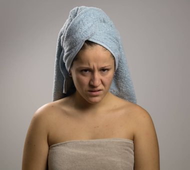 iki havlu ile duş sonra kız sinirli