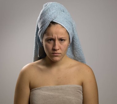 İki havlu ile duş sonra Kızgın kız