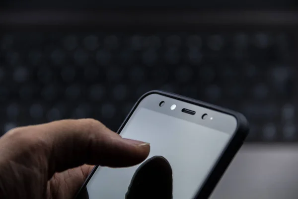 Hand of senior person using a modern mobile in a workspace — Stock Photo, Image