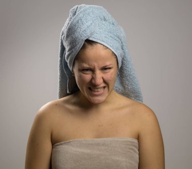 İki havlu ile duş sonra Kızgın kız