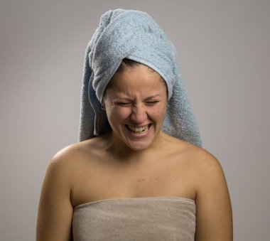 iki havlu ile duş sonra kız sinirli