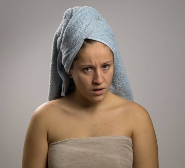 İki havlu ile duş sonra Kızgın kız