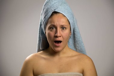 Bir havlu ve korkmuş ve üzgün ile duş sonra Kız