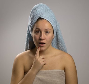 Beyaz arka plan üzerinde izole duş havlusu sonra başında türban ile havlu sarılmış beklenmedik şok merak modeli portresi