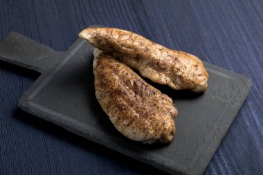 Geleneksel İspanyol tapas yemeği. Barbekü tavuk, üst görünümü. Copyspace