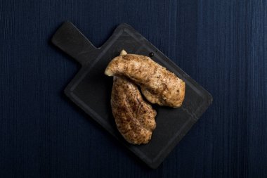 Geleneksel İspanyol tapas yemeği. Barbekü tavuk, üst görünümü. Copyspace