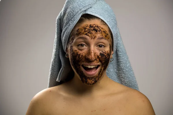 Young woman after shower with a towel and smiling. Homemade remedy with coffee for spill — Stock Photo, Image