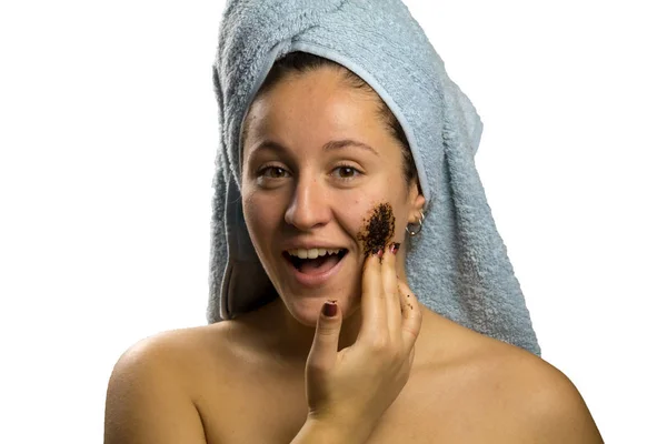 Dívka po sprchování s ručníkem a různými výrazy obličeje, obličej s domácí kávovou smetanou — Stock fotografie