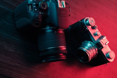 Granada, İspanya, 6 Ocak 2019: Eski ve yeni kamera. Modern Canon Eos 700d ve eski kamera Zenit