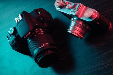 Granada, İspanya, 6 Ocak 2019: Eski ve yeni kamera. Modern Canon Eos 700d ve eski kamera Zenit