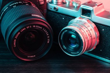 Granada, İspanya, 6 Ocak 2019: Eski ve yeni kamera. Modern Canon Eos 700d ve eski kamera Zenit