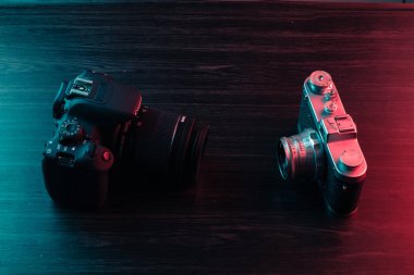 Granada, İspanya, 6 Ocak 2019: Eski ve yeni kamera. Modern Canon Eos 700d ve eski kamera Zenit