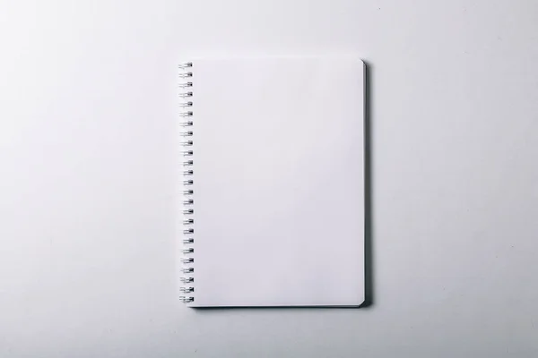 Abrió el cuaderno. Copybook vertical en blanco con espiral de plata metálica. maqueta de organizador o diario aislado —  Fotos de Stock