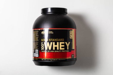 Granada, İspanya; 23 Şubat 2019: Optimum Beslenme Şirketi tarafından yapılan Altın Standart %100 Peynir Altı Suyu Proteini.