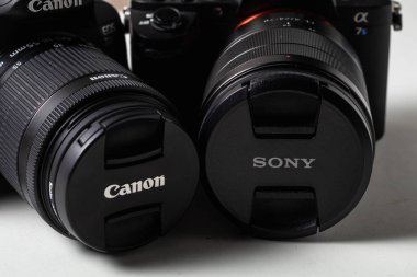 Granada, İspanya, 14 Şubat 2019: Kameralar Canon ve Sony. Kamera markaları arasındaki rekabet kavramı