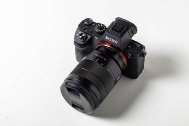 Granada, İspanya; 14 Şubat 2019: Modern mirroless fotoğraf makinesi Sony Alpha A7s Ii. Gövde ve lens Zeis 24-70 mm F4