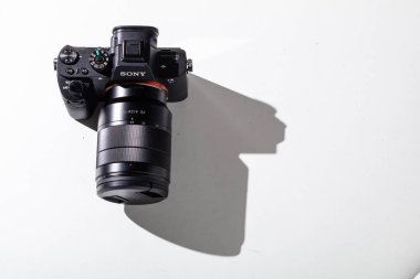 Granada, İspanya; 14 Şubat 2019: Modern mirroless fotoğraf makinesi Sony Alpha A7s Ii. Gövde ve lens Zeis 24-70 mm F4