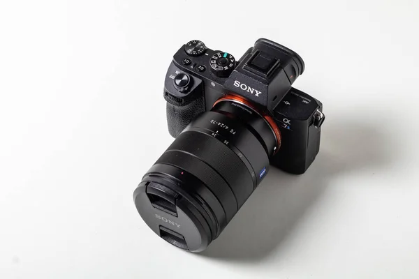 Granada, Espanha; 14 de fevereiro de 2019: Câmera sem espelho moderna Sony Alpha A7S II. Corpo e lente Zeis 24-70 mm F4 — Fotografia de Stock