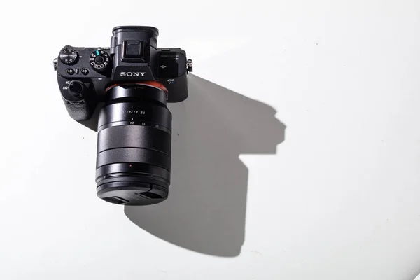 Granada, Espanha; 14 de fevereiro de 2019: Câmera sem espelho moderna Sony Alpha A7S II. Corpo e lente Zeis 24-70 mm F4 — Fotografia de Stock