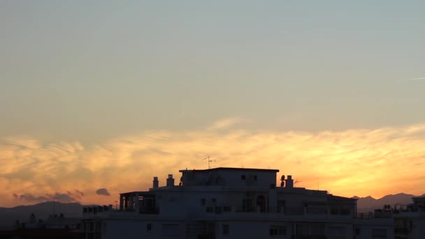 Закат Желтый Синий Облаком Над Андалузским Домом Каким Летающим Самолетом — стоковое видео