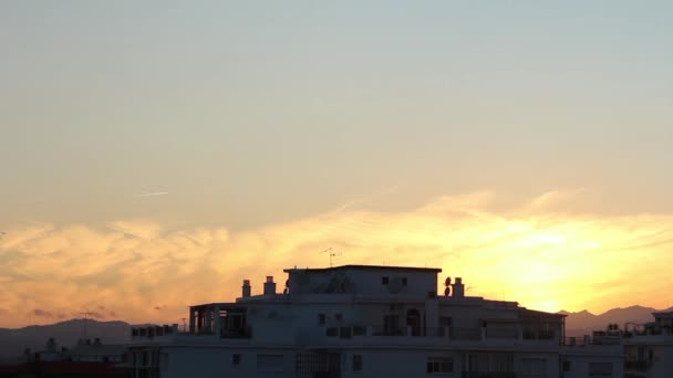 Желтый Закат Облаком Стаей Птиц Пересекающих Небо Над Андалузским Домом — стоковое видео
