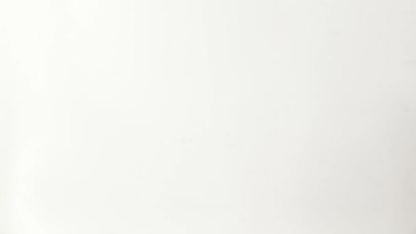 Nuages d'encre se déplaçant dans l'eau. Fond blanc et orange 