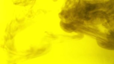 Mürekkep bulutları suyun içinde hareket ediyor. Beyaz arka plan ve sarı