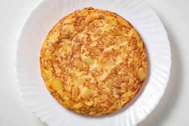 Beyaz plakalı İspanyol omleti