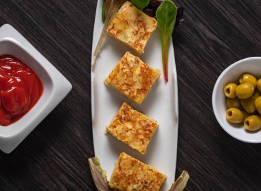 İspanyol tapa, omlet, zeytin ve sos