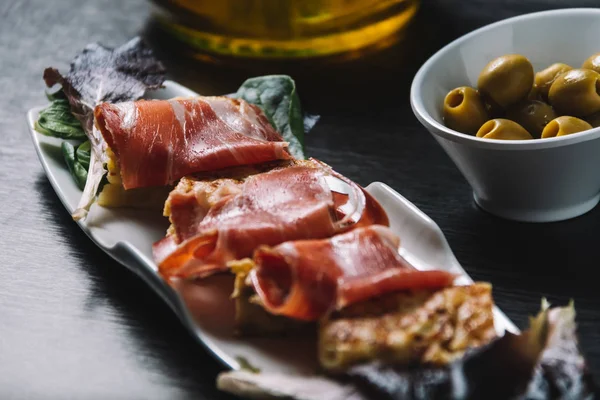 Pincho omelette and ham, with olives. In a restaurant — Stock Photo, Image