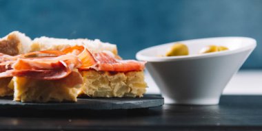 Pincho omlet ve jambon, zeytinli. Bir restoranda